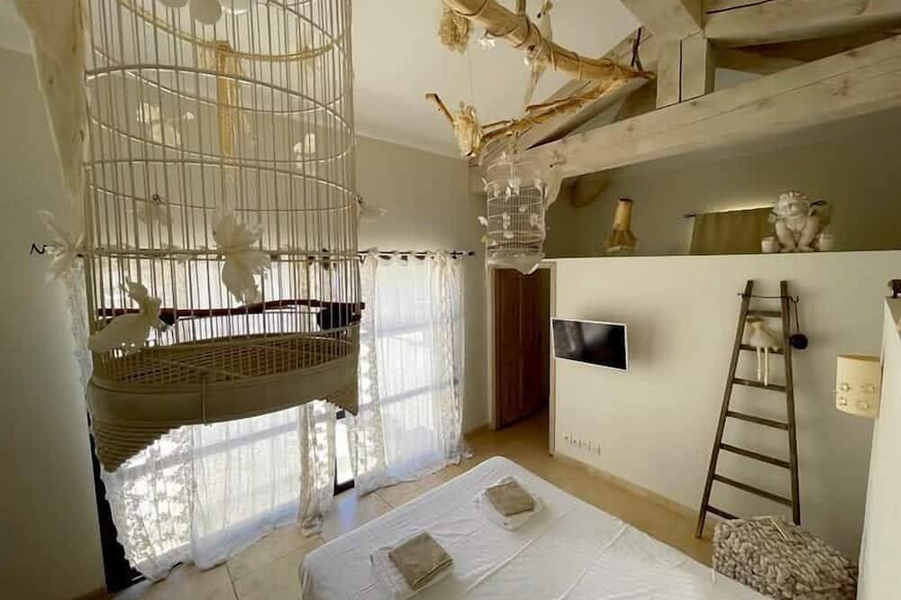 Beautiful contemporary villa, swimming pool and large garden in Berre-l'Étang, Istres region