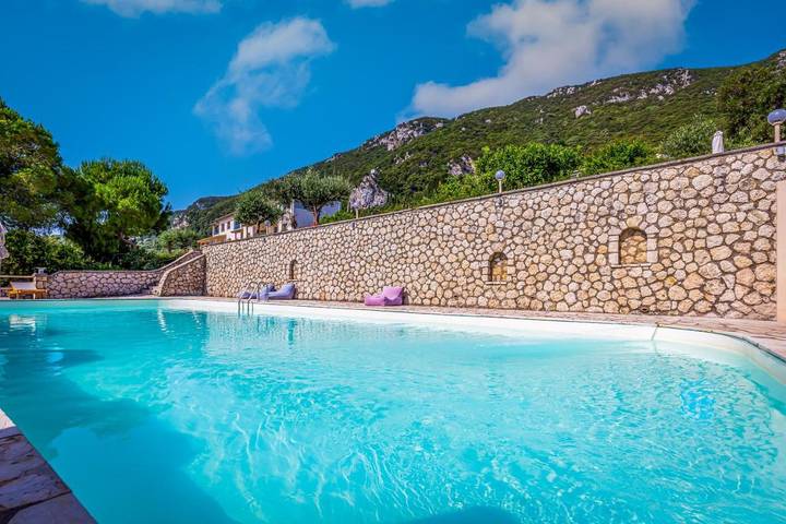 Location de vacances pour 2 personnes, avec jardin ainsi que vue et piscine, animaux acceptés dans Benitses - 4