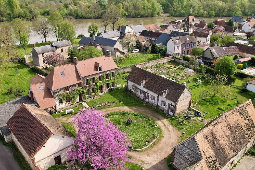 Les Jardins de Félicie. Les Hirondelles. En bord de Seine et du lac. in Poses (homonymie), Région de Les Andelys