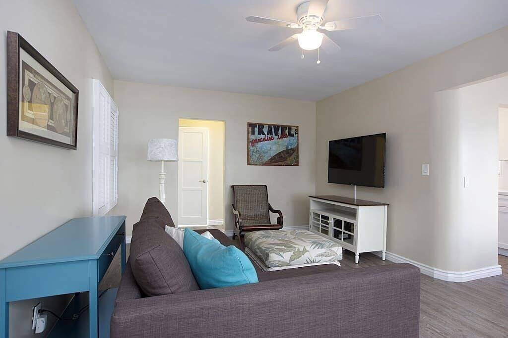 Entire apartment, Ben's Beach Bungalow 1, 150 Steps to Sand in Mission Beach, San Diego