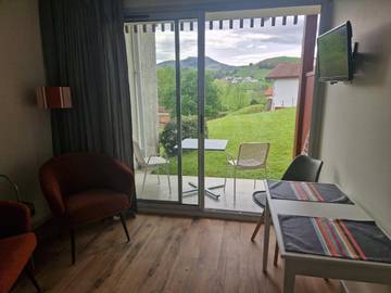 Gîte pour 2 personnes, avec piscine ainsi que jardin et vue à Souraïde
