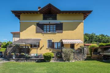 Vacation Rental for 4 Guests in Comune di Leggiuno, Lago Maggiore (Lombardy), Picture 2