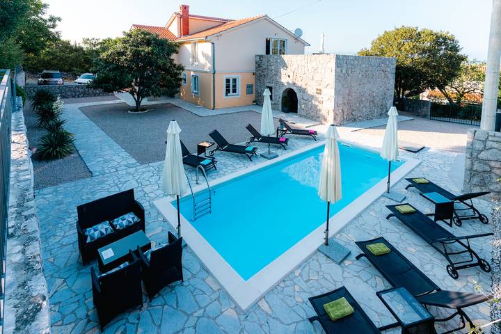 Ferienhaus für 10 Personen, mit Balkon und Pool sowie Garten auf Krk