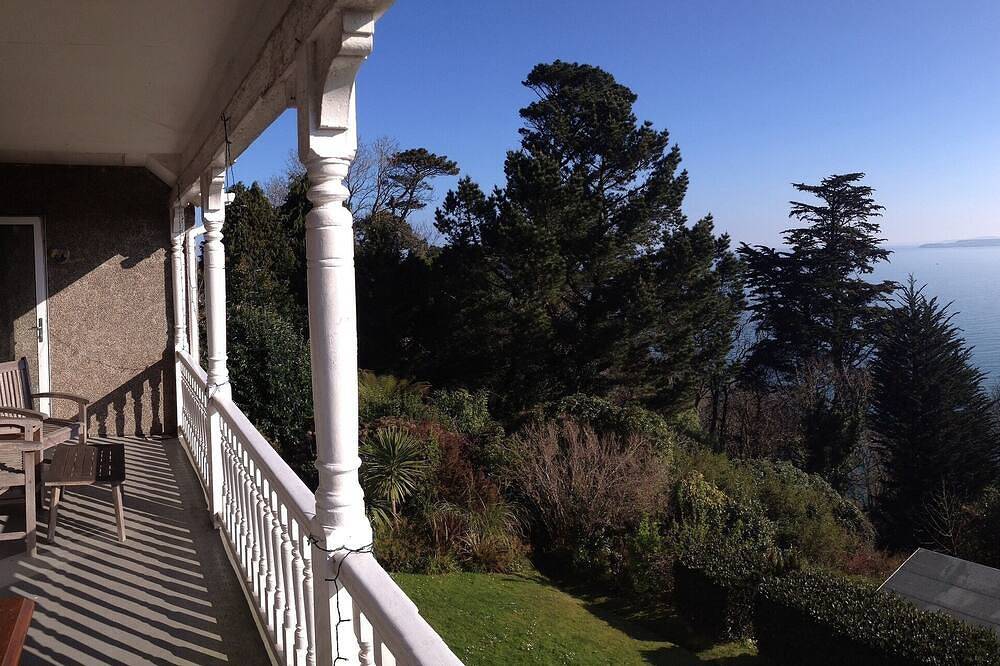 Entire apartment, Character, Views over Carbis Bay, Balcony,Parking,2 Bathrooms, own entrance. in Carbis Bay, Cornwall