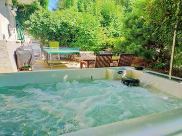Gîte pour 4 personnes, avec jacuzzi et jardin, animaux acceptés à Saint-Amant-Tallende