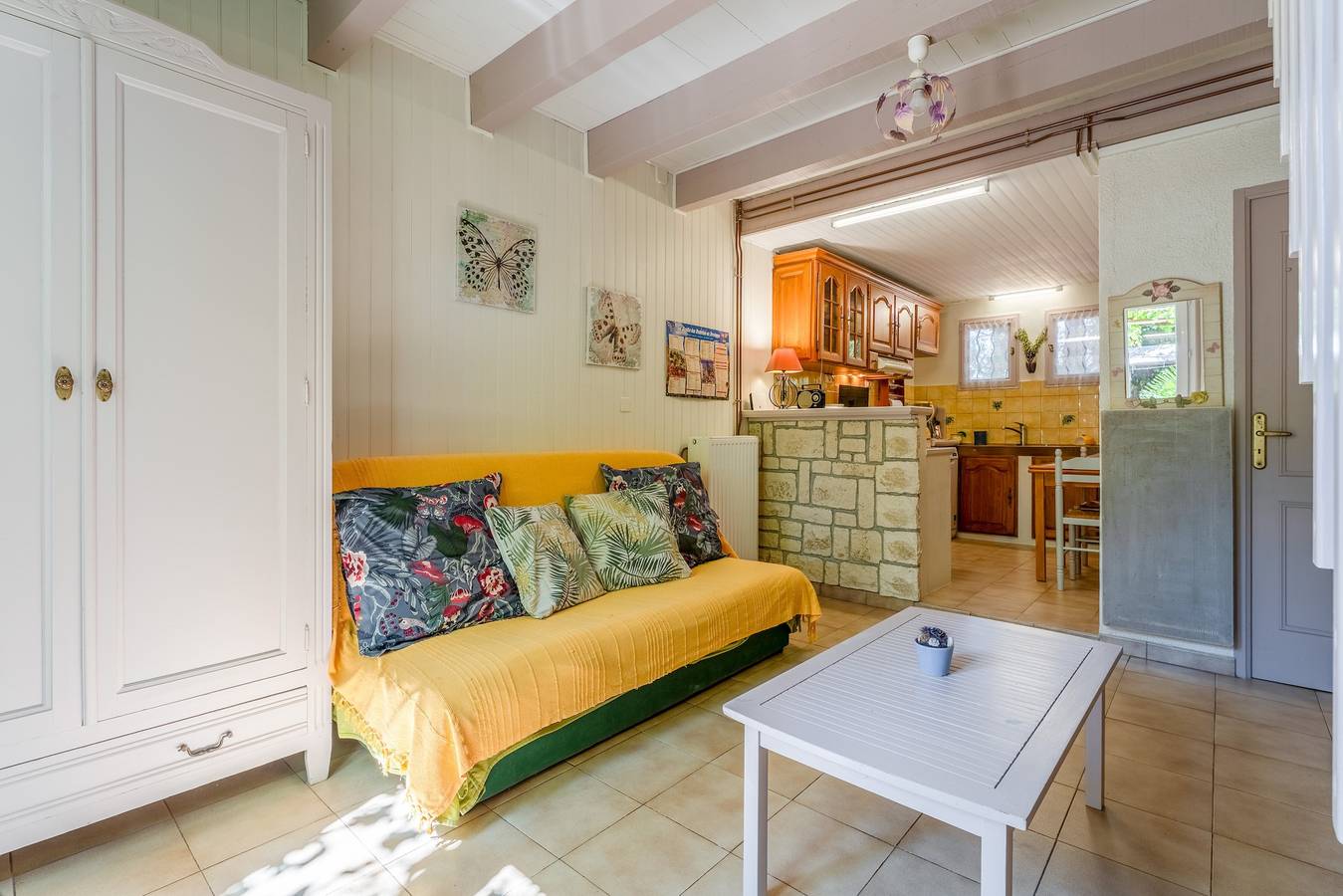 Studio entier, Studio « Le Petit Mas des Pins » avec piscine partagée, Wi-Fi et climatisation in Eygalières, Région d'Arles