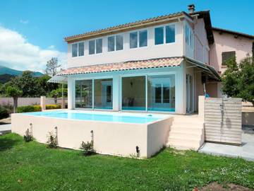 Gîte pour 8 personnes, avec vue et piscine ainsi que terrasse et jardin à Santa-Lucia-di-Moriani