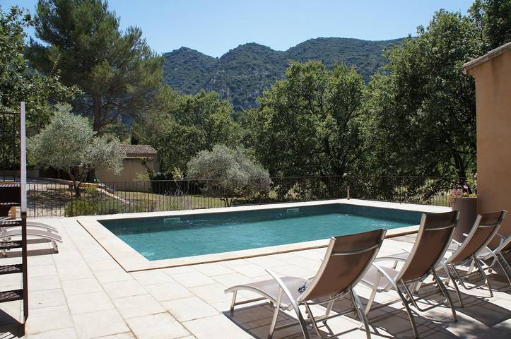 Gîte pour 6 personnes, avec jardin ainsi que terrasse et piscine
