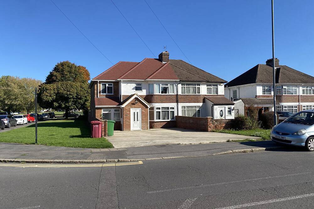 Burnham / Slough Spacious Six Bedroom House in Slough, Berkshire
