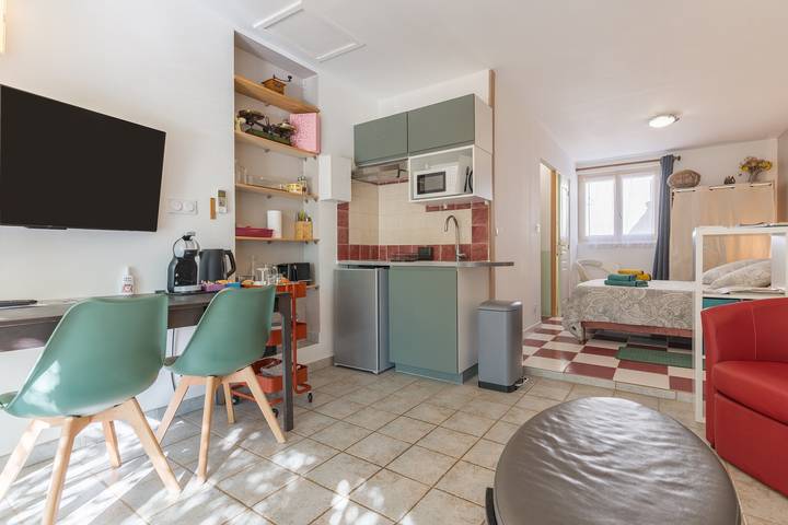 Entire studio, Studio Apartment 'La Dolce Vita' with Shared Pool, Wi-Fi and Air Conditioning in Lambesc, Aix-en-Provence region