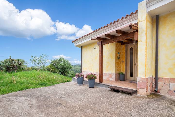 Casa vacanze 'Villa Cristina' con vista sulle montagne e balcone in Tergu, Provincia di Sassari
