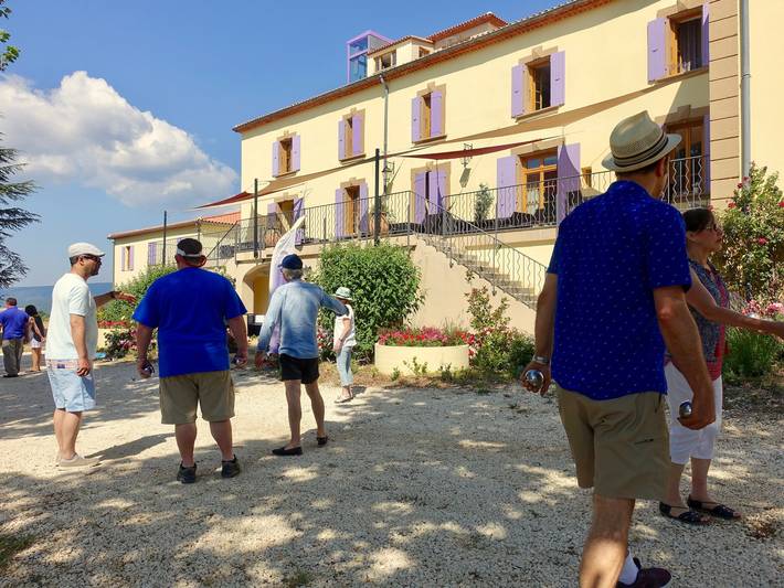 Gîte pour 4 personnes, avec sauna ainsi que piscine et jacuzzi, animaux acceptés à Ferrassières