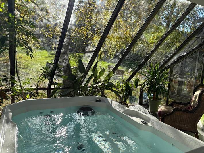 Location de vacances pour 2 personnes, avec jacuzzi ainsi que terrasse et jardin à Entraygues-sur-Truyère