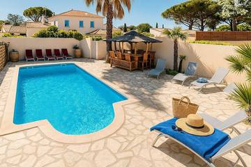 Gîte pour 2 personnes, avec piscine ainsi que jardin et terrasse dans Plage de la Nartelle
