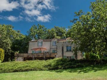 Maison de vacances pour 3 personnes, avec terrasse ainsi que piscine et jardin dans le Lot
