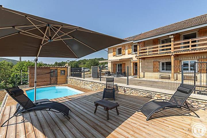 Gîte pour 8 personnes, avec Balcon et Terrasse ainsi que Jardin et Piscine