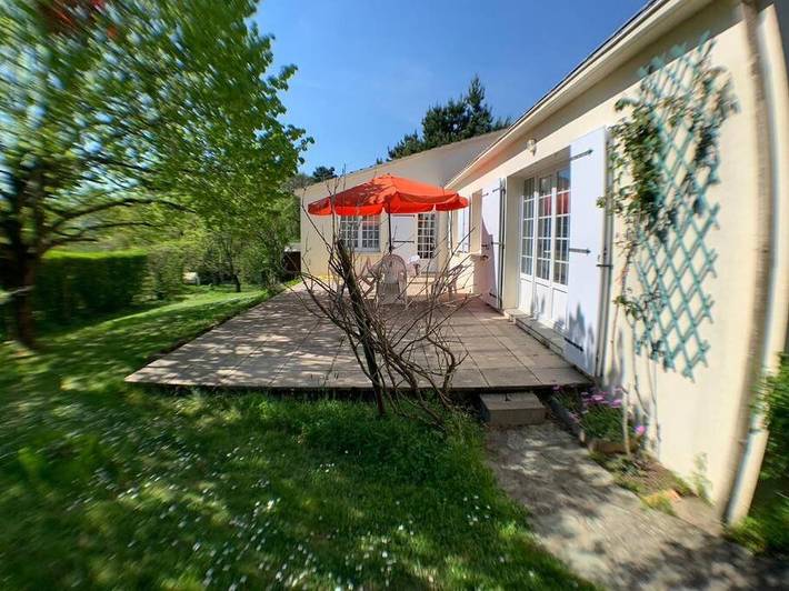 Location de vacances pour 8 personnes, avec terrasse et jardin à Landevieille