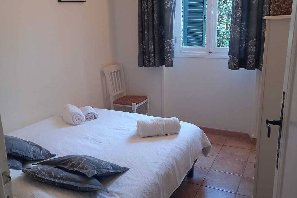 Cap d'Antibes, Villa art déco dans parc privé, accès à la plage à 10 mn à pied. in Antibes, Côte méditerranéenne (France)
