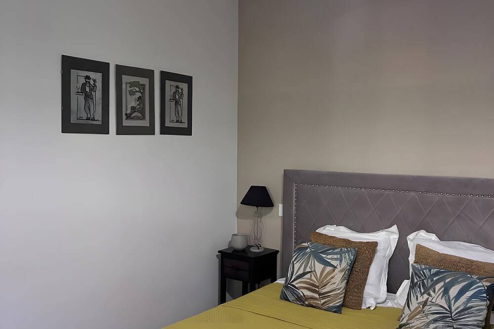 Room 'Renno' with Shared Pool, Wi-Fi and Air Conditioning in Vico, Ajaccio region