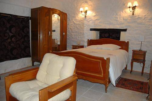 Location de vacances pour 2 personnes, avec vue et jardin à Champagne-Mouton - 2