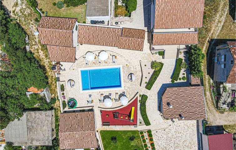 Cozy Apartment with Pool, Terrace, and Proximity to Dining in Sibenik, Šibenik-Knin