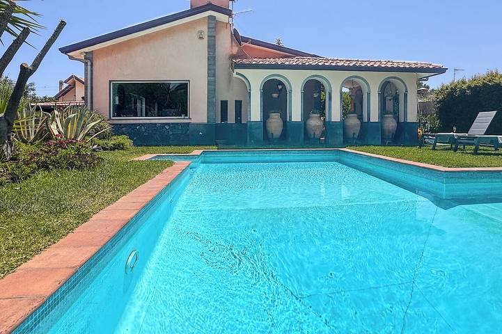 Casa vacanza per 6 persone, con idromassaggio e giardino in San Giovanni La Punta
