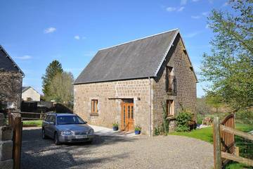 Gîte pour 8 personnes, avec terrasse et jardin à Vengeons
