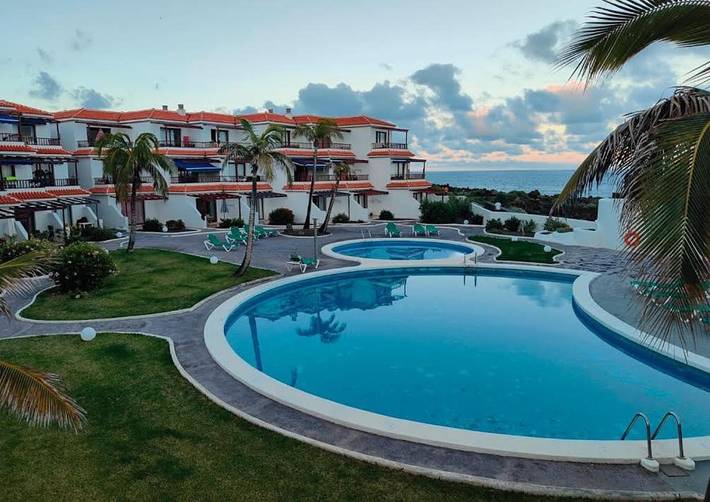 Apartamento para 3 personas, con Terraza y Jardín además de Piscina para niños y Piscina en Los Cancajos