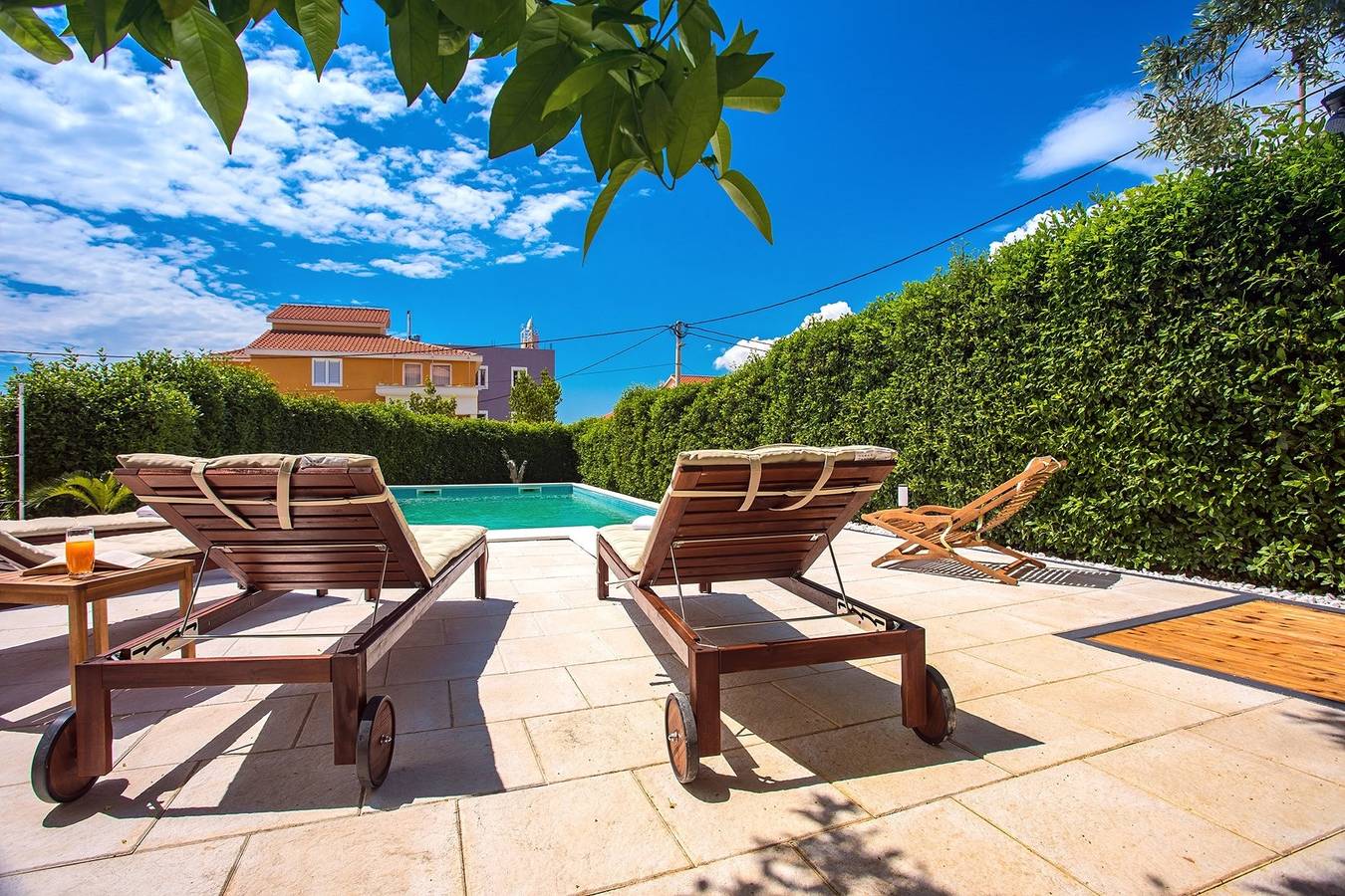 Neu möblierter, beheizter 24qm Pool, 4 Schlafzimmer, Meerblick, max 10 Personen in Okrug Gornji, Ciovo