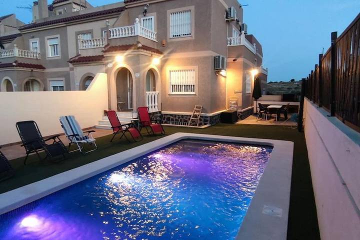 Apartamento para 8 personas, con Balcón y Terraza además de Jardín y Piscina en Monforte del Cid