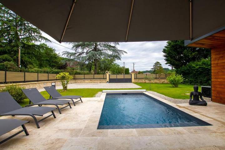 Maison de vacances pour 4 personnes, avec terrasse et jardin ainsi que piscine et jacuzzi