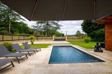Gîte pour 4 personnes, avec jacuzzi et jardin ainsi que terrasse et piscine à Anlhiac