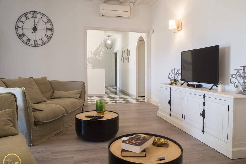 Mas Provençal first floor living room with fireplace and veranda overlooking Alpilles- Vallée des Baux in Paradou, Arles region