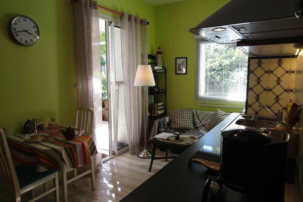 Entire apartment, Holiday rental in private garden on the port in Mèze, Côte d'Améthyste