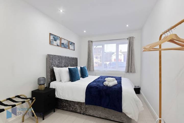 Comfy 4 Bedroom house, Ideal for Workers and Families, Free Parking in Croydon, London