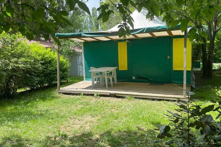 Location de vacances pour 5 personnes, avec piscine et terrasse à Camon