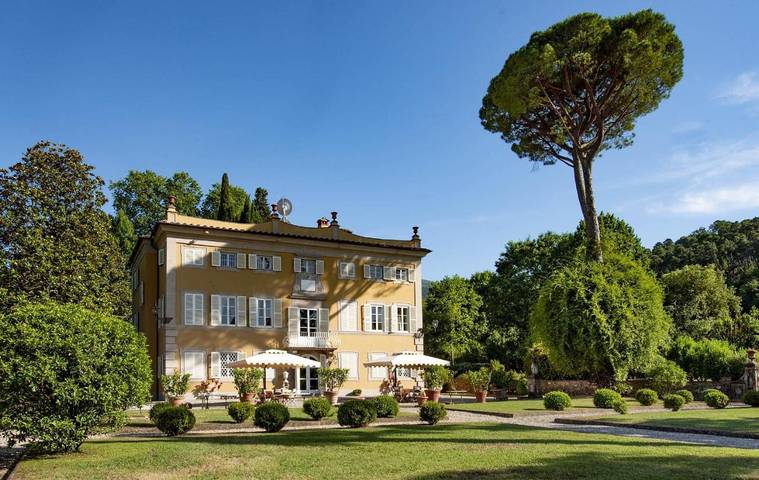 Casa vacanza per 14 persone, con Terrazza e Giardino nonché Piscina e Panorama a Capannori