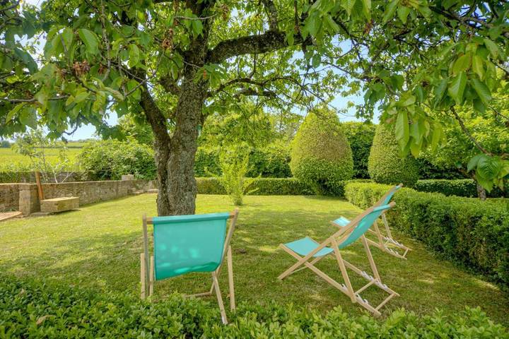 Location de vacances pour 14 personnes, avec vue et jardin à Vinzelles - 3