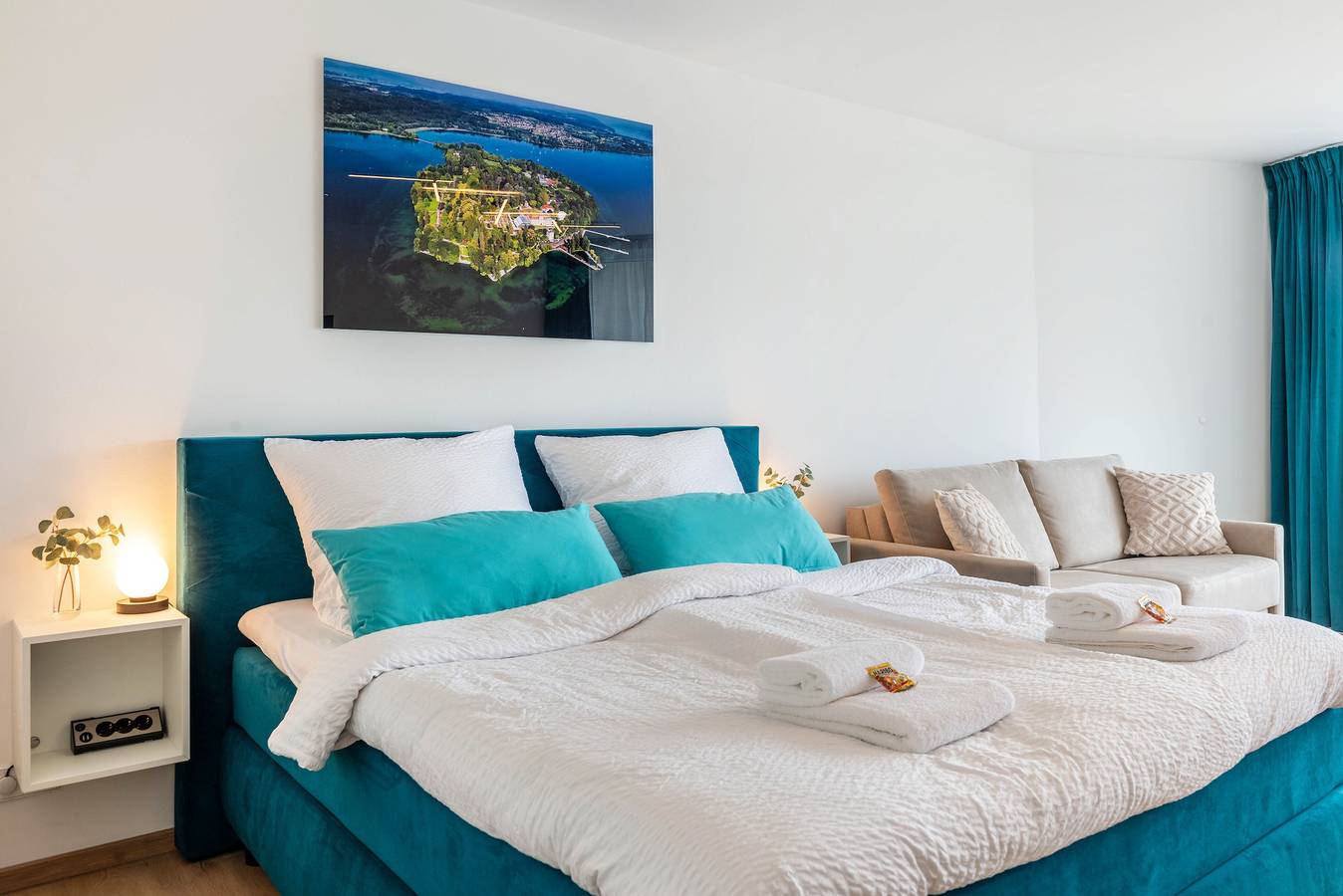 Ganze Wohnung, Ferienwohnung Mainaublick – Komfort am Bodensee mit Sauna, Pool & Balkonblick auf Mainau in Oberuhldingen, Uhldingen-Mühlhofen