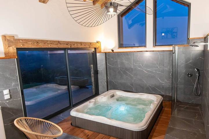 Chalet pour 12 personnes, avec terrasse ainsi que jardin et jacuzzi