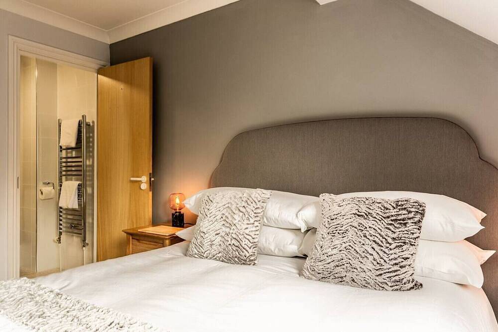 Stylish townhouse by the Quay with parking in Exeter, Devon