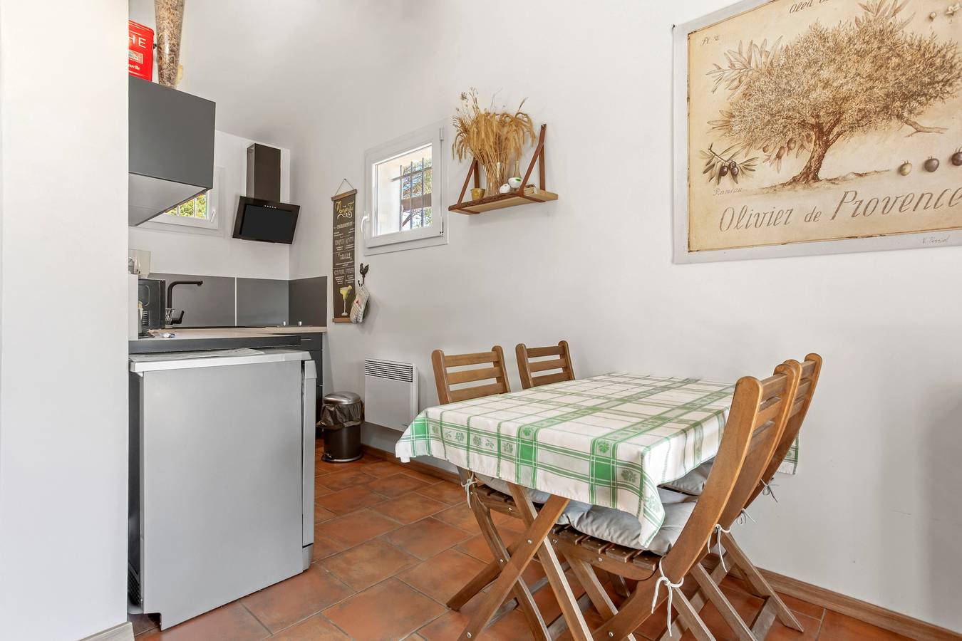 Apartamento entero, Apartamento 'Les Tarentes' con vistas a la montaña, piscina compartida y Wi-Fi in Cotignac, Región Brignoles