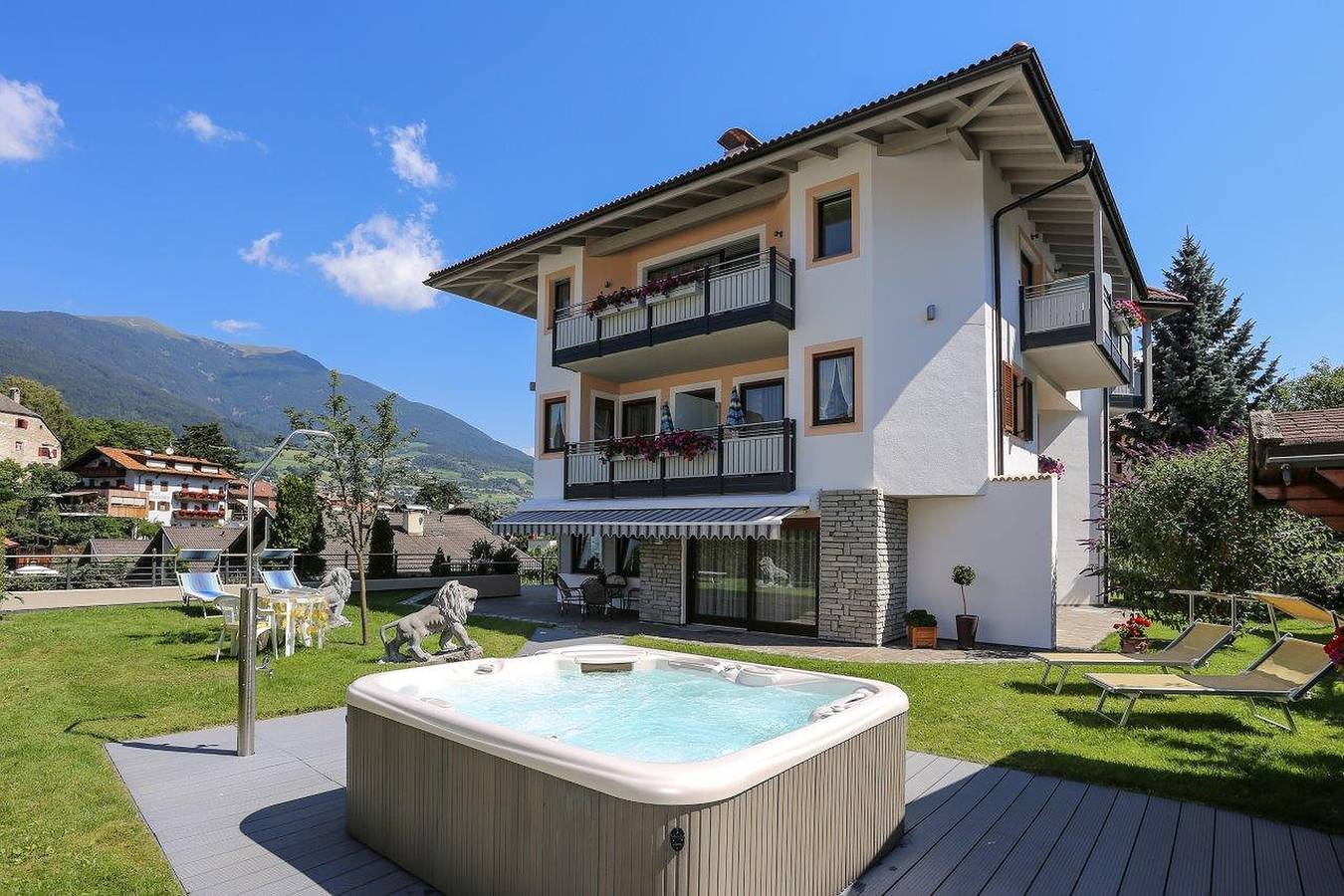 Ganze Wohnung, Superior Ferienwohnung 'Marialisa Apt Rose' mit Bergblick, Whirlpool & Wlan in Gufidaun, Klausen
