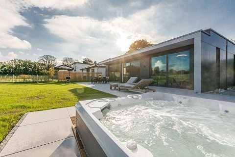 Bungalow für 8 Personen, mit Terrasse und Garten sowie Pool und Sauna