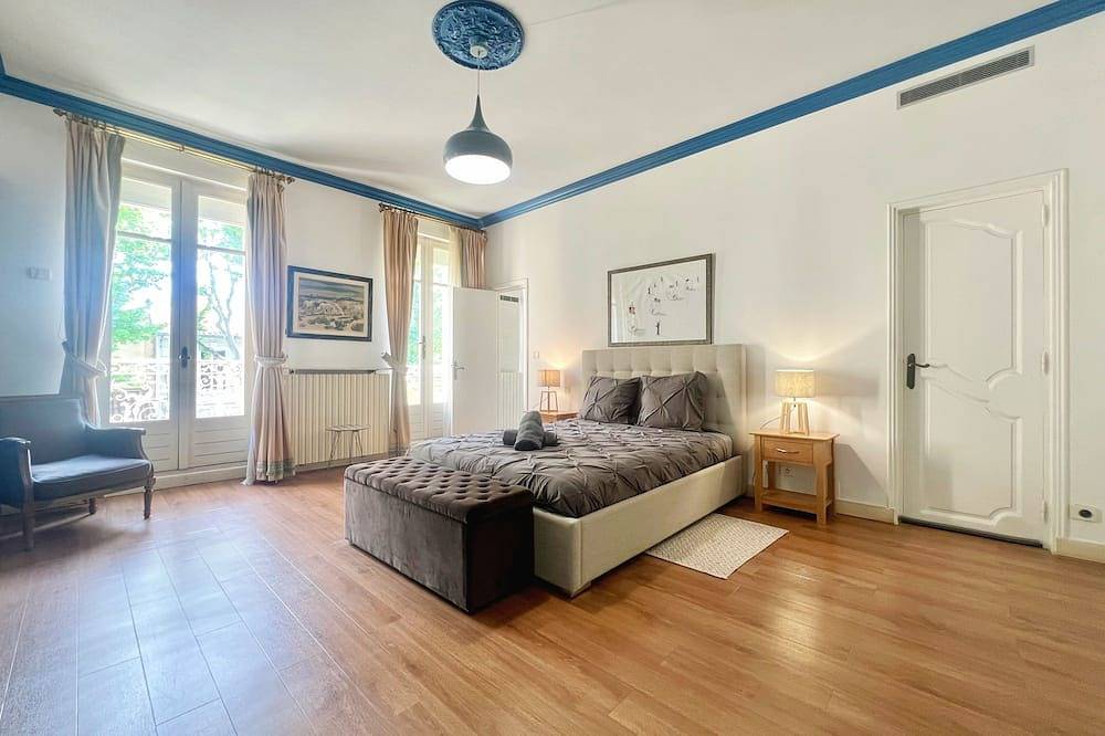 Bourgeois House – 15 Guests | Pool | City Center | Garden | 6 Bedrooms | A/C in Salon-de-Provence, Aix-en-Provence region