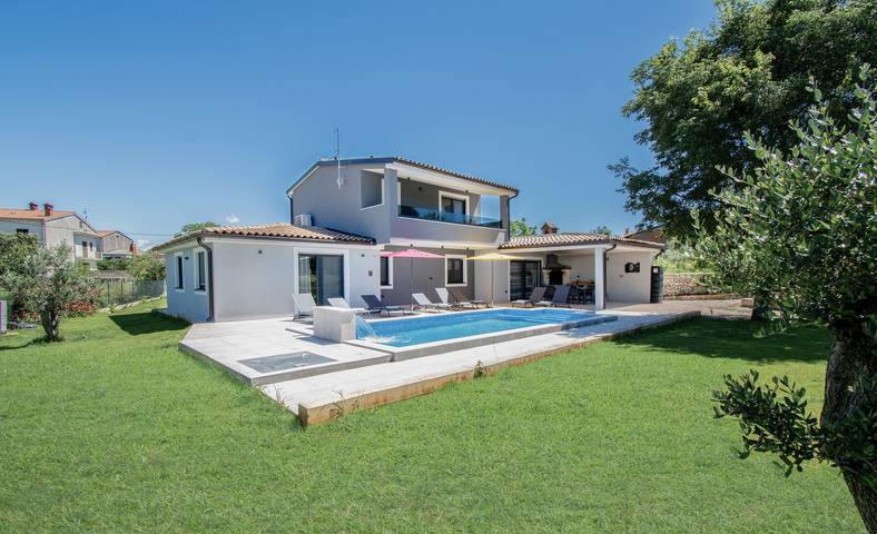 Ferienhaus für 8 Personen, mit Pool und Garten sowie Balkon