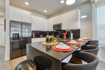 Vacation Rental for 11 Guests in Four Corners, Lake County, Picture 4