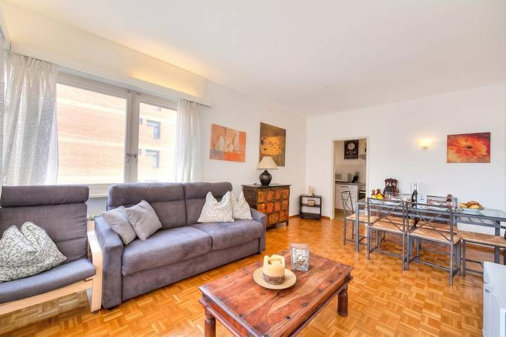 Apartamento entero, Kiki House for 4 with Balcony & Lift in Lugano, Lago de Lugano