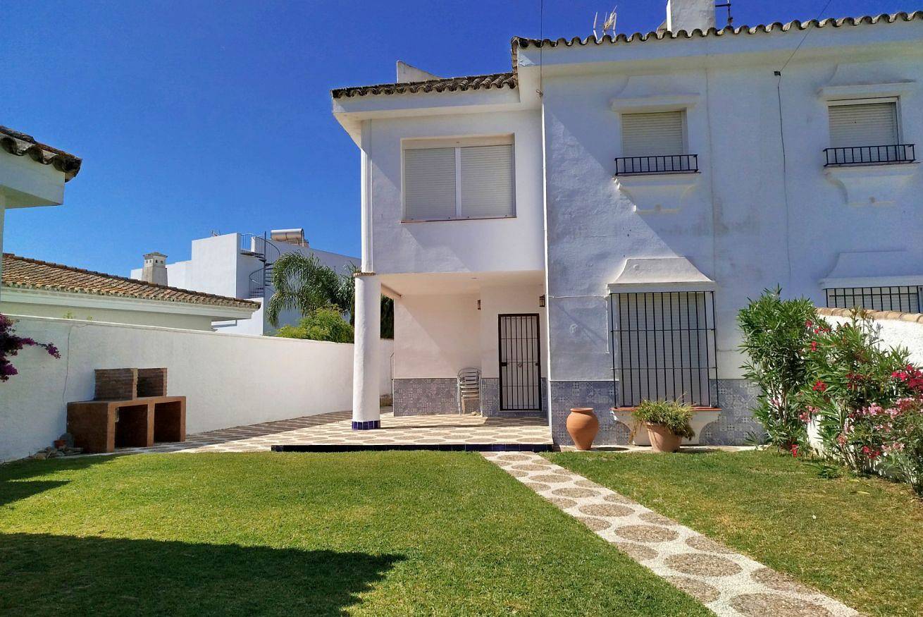 Apartamento entero, 🌴 Villa Moderna con Piscina Privada – A 400 m de la Playa de La Barrosa 🌊 in La Barrosa, Chiclana de la Frontera