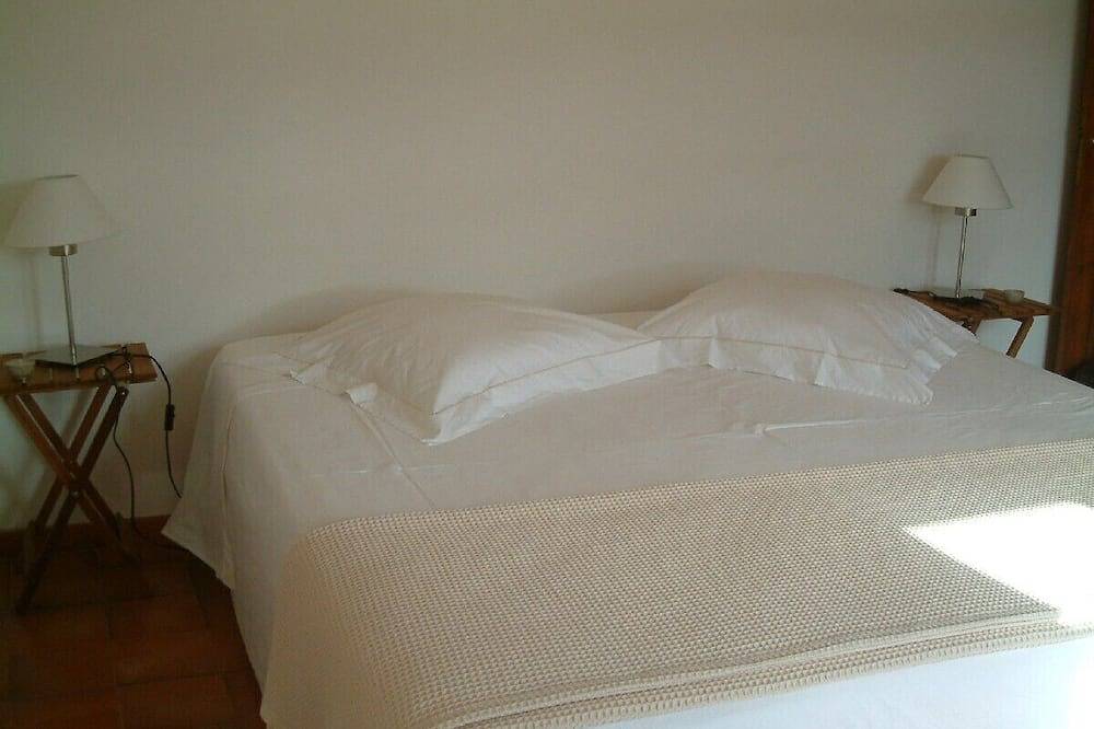 Beautiful, secluded Provencal house with pool surrounded by vineyards in Sablet, Vaucluse